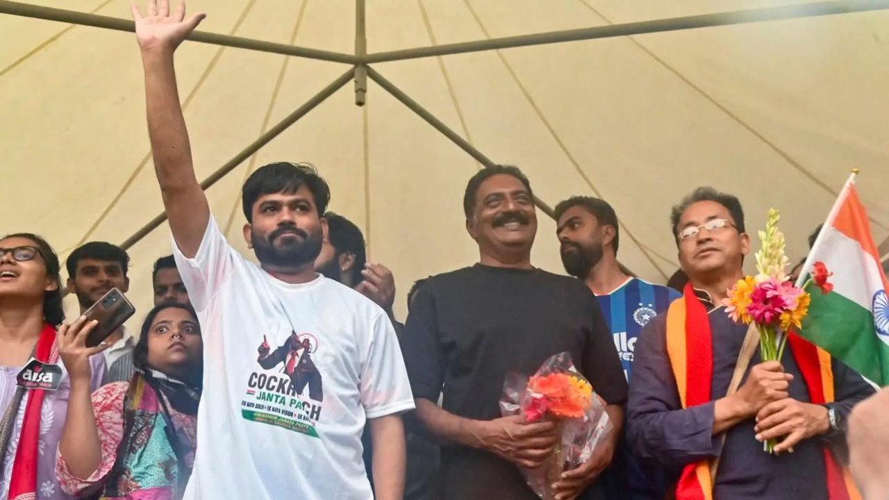 कॉकरोच जनता पार्टी का बेंगलुरु में प्रदर्शन, प्रकाश राज हुए शामिल; शिक्षा मंत्री के इस्तीफे की मांग