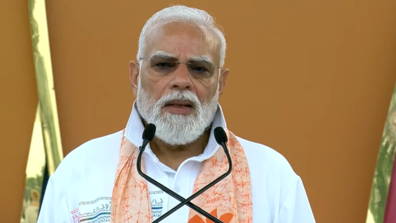 कोलकाता में पीएम मोदी बोले- योग अपनाइए, 70 की उम्र में भी 50 जैसा दिखेंगे; 35 हजार लोगों के साथ किया सामूहिक योग