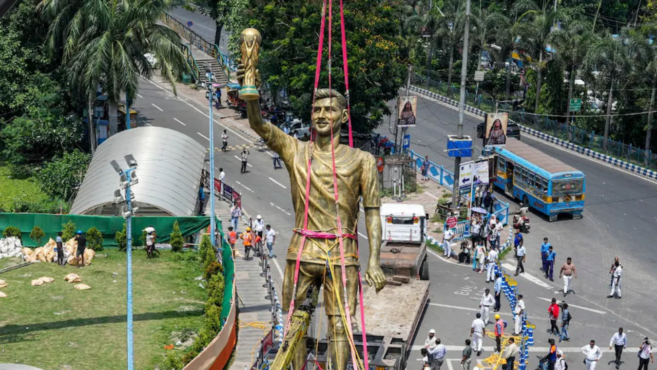 कोलकाता में हटाया गया मेसी का 70 फीट ऊंचा स्टैच्यू, तेज हवाओं में हिलने की शिकायत के बाद प्रशासन ने लिया फैसला