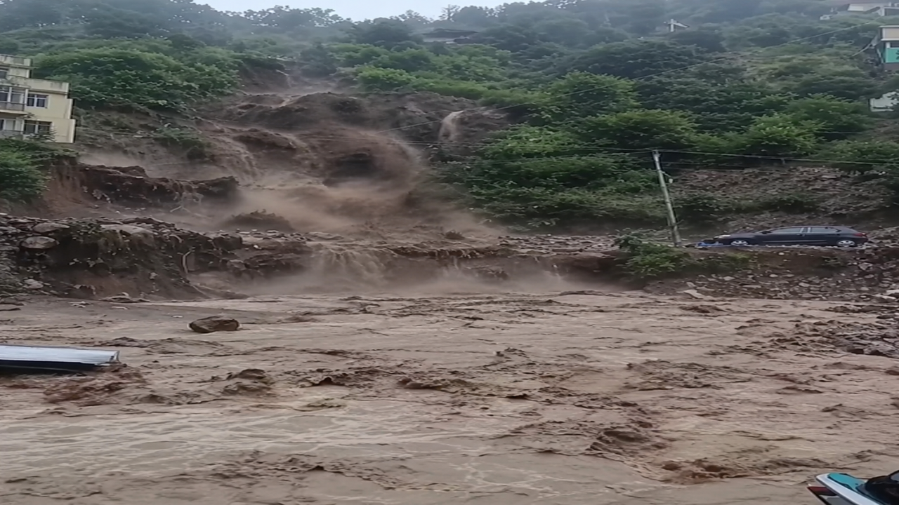 जम्मू-कश्मीर में बादल फटने से हाहाकार, डोडा-किश्तवाड़ में फ्लैश फ्लड; NH-244 बंद, राहत अभियान जारी