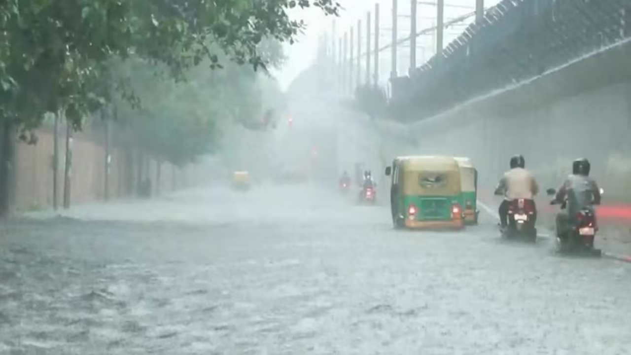 देशभर में बारिश का कहर: अजमेर में मकान गिरा, 3 दबे; दिल्ली जलमग्न, सूरत में बाढ़ से 19 मौतें