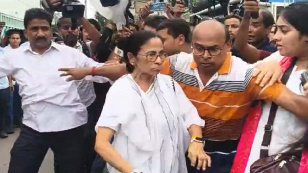 TMC रैली में हंगामा: ममता बनर्जी ने 3 लोगों को जड़ा थप्पड़, BJP पर अंडे फेंकने का आरोप