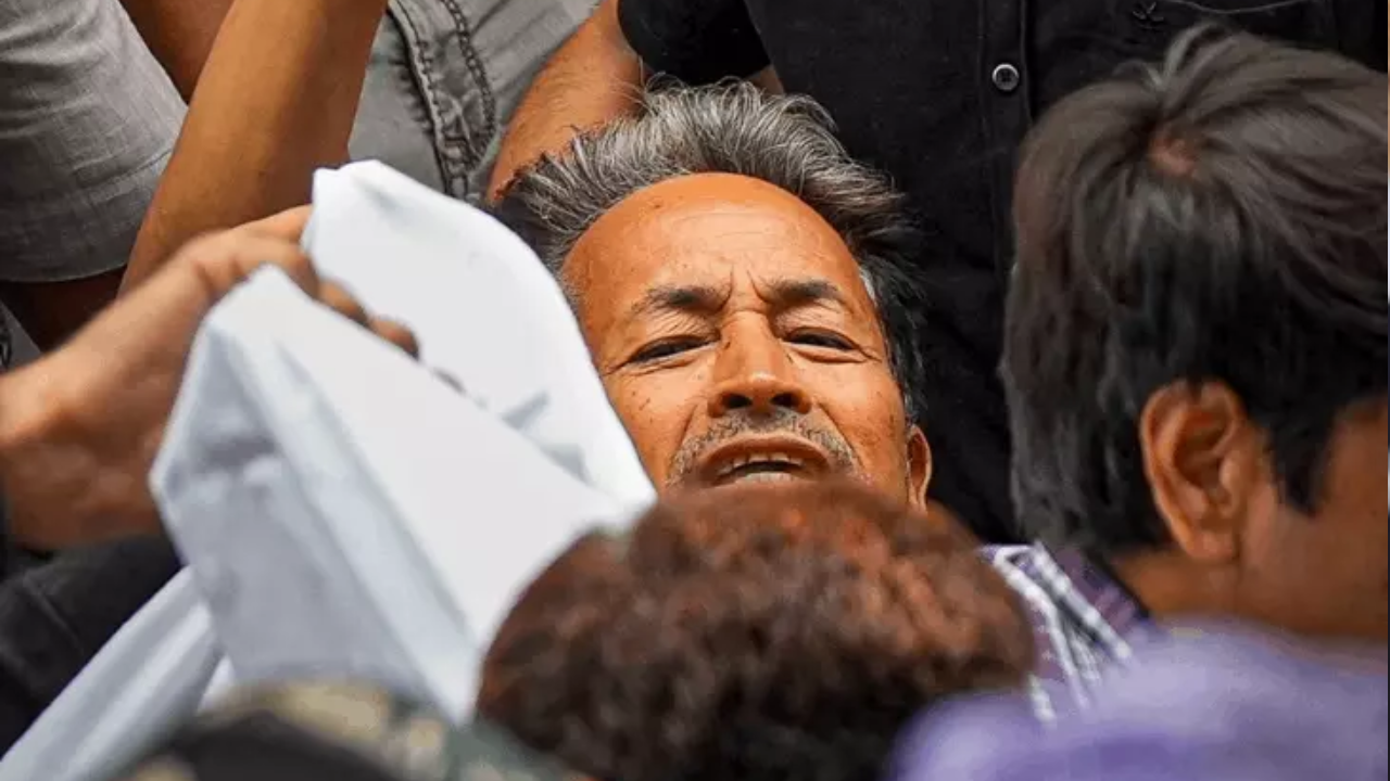अस्पताल में भी वांगचुक का अनशन जारी: जंतर-मंतर से अस्पताल ले जाने के लिए थाने में हुई रिहर्सल, आज CJP का संसद मार्च; पुलिस ने अनुमति से किया इनकार