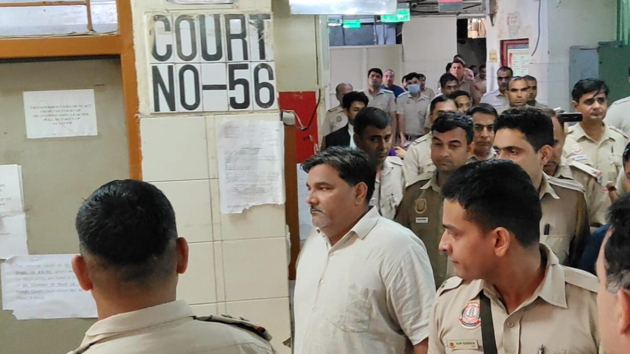 दिल्ली दंगा: IB अफसर अंकित शर्मा हत्या केस में ताहिर हुसैन समेत 5 दोषियों को उम्रकैद, कोर्ट ने कहा- ‘समाज को झकझोर देने वाला अपराध’