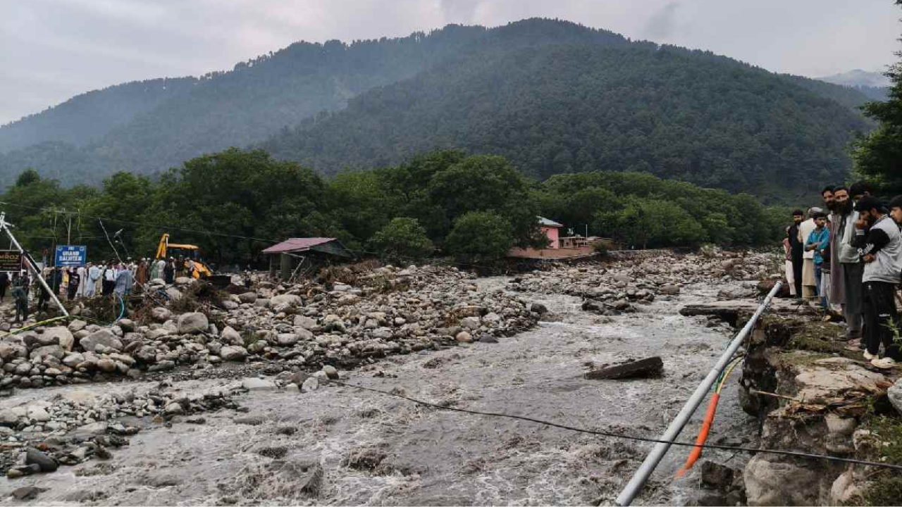 पहलगाम में बादल फटा, उत्तराखंड में लैंडस्लाइड; 70% देश से गायब हुए मानसून के बादल