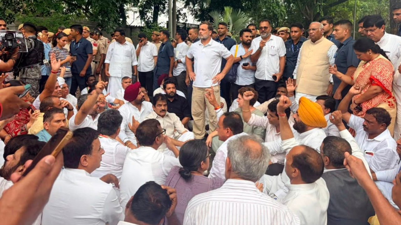 पीएम आवास के पास राहुल-प्रियंका का धरना, नीट पेपर लीक पर पीएम और शिक्षा मंत्री के इस्तीफे की मांग; कई कांग्रेसी नेता हिरासत में