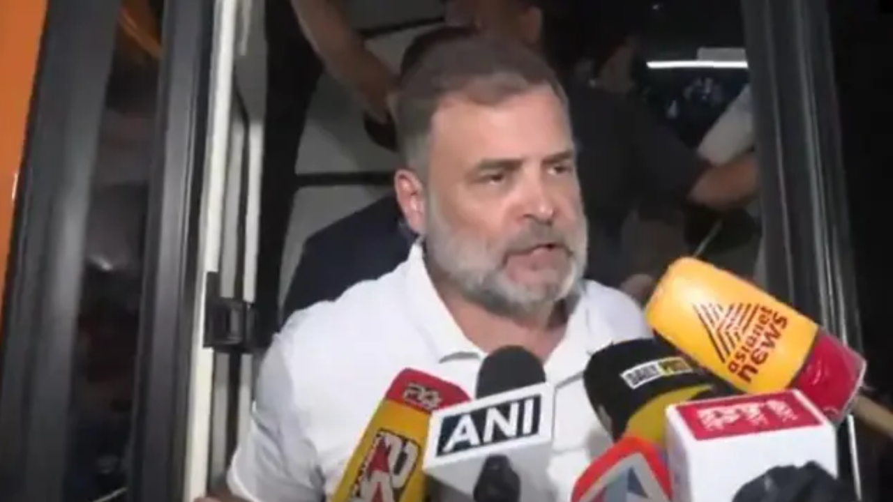 राहुल गांधी ने विपक्ष के साथ गांधी स्मृति तक निकाला मार्च, पेपर लीक और छात्रों पर लाठीचार्ज के खिलाफ जताया विरोध