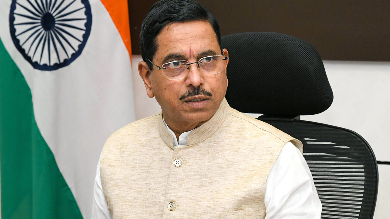 कौन हैं प्रह्लाद जोशी? धर्मेंद्र प्रधान के बाद संभालेंगे शिक्षा मंत्रालय की जिम्मेदारी