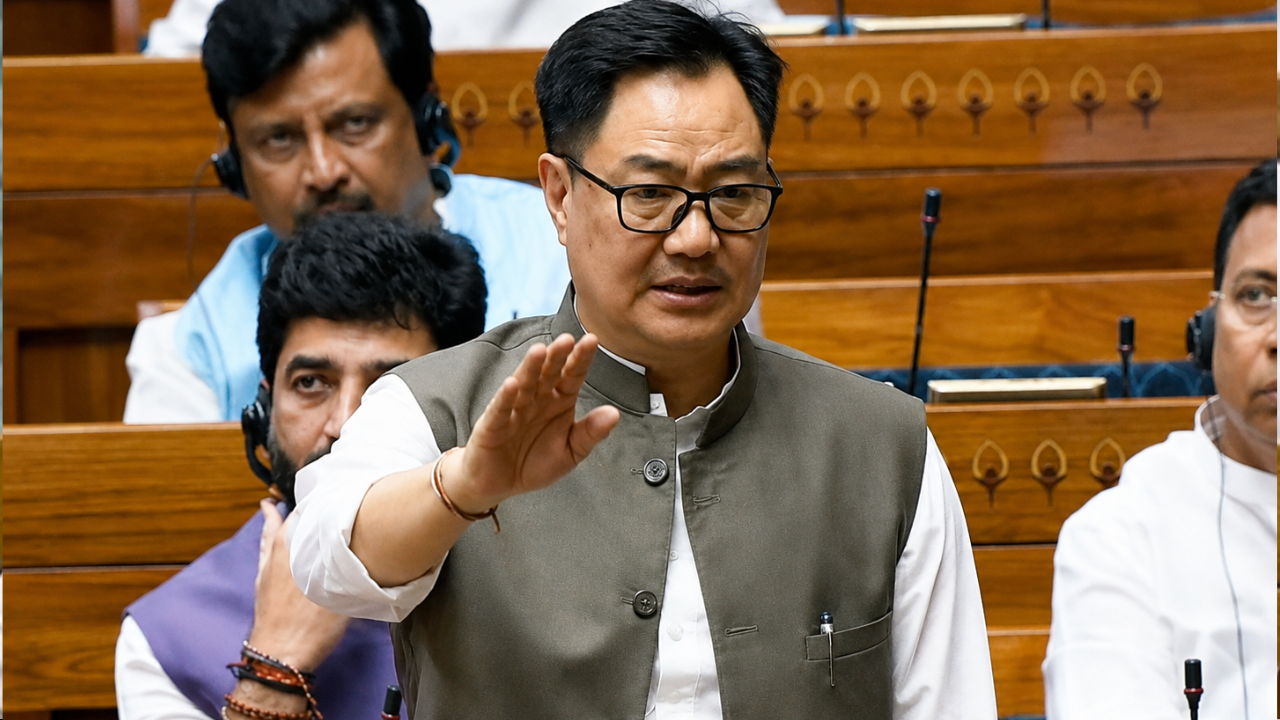 संसद में हंगामे के बीच कई बिल पेश, रिजिजु बोले- ‘गृहमंत्री जवाब देने को तैयार, विपक्ष भागे नहीं’