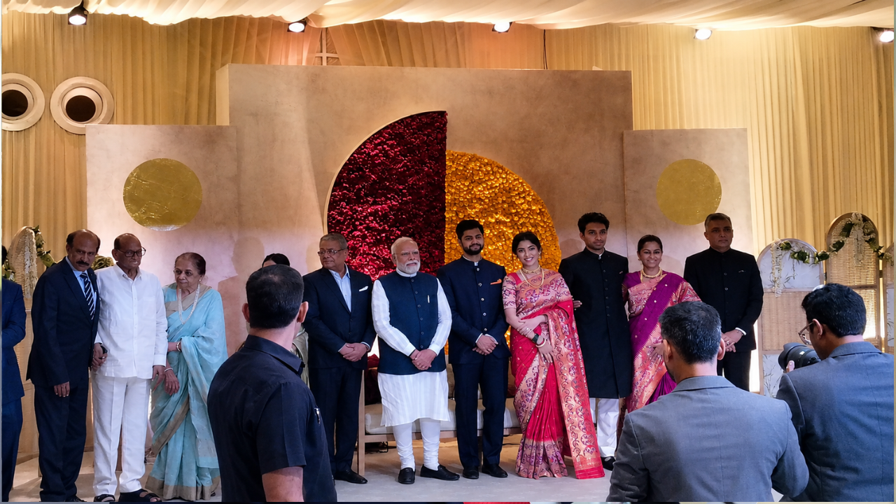 सुप्रिया सुले की बेटी का रिसेप्शन बना सियासी मिलन का मंच, PM मोदी से अमित शाह तक पहुंचे दिग्गज