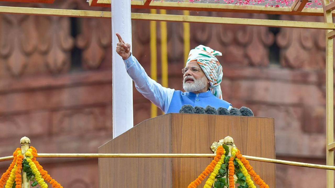 लाल किले पर पहली बार गूंजा ‘वंदे मातरम्’, मोदी ने 13वीं बार फहराया तिरंगा; बोले- भारत अब दूसरे देशों पर निर्भर नहीं रहेगा