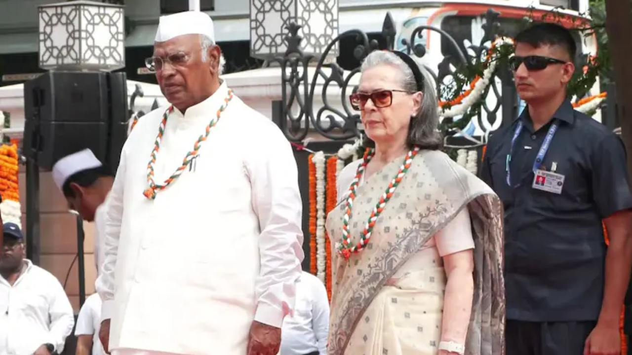 सोनिया गांधी ने वंदे मातरम् रोकने की कोशिश की? भाजपा के आरोप पर कांग्रेस का जवाब- खड़गे के लिए कुर्सी मांग रही थीं