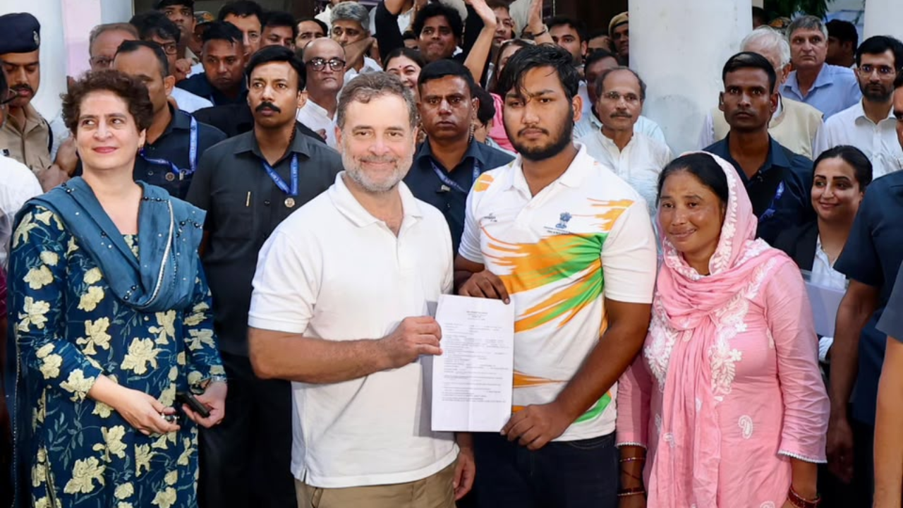 राहुल के 6 घंटे धरने के बाद पैलेटगन मामले में FIR, छात्र के साथ थाने से निकले
