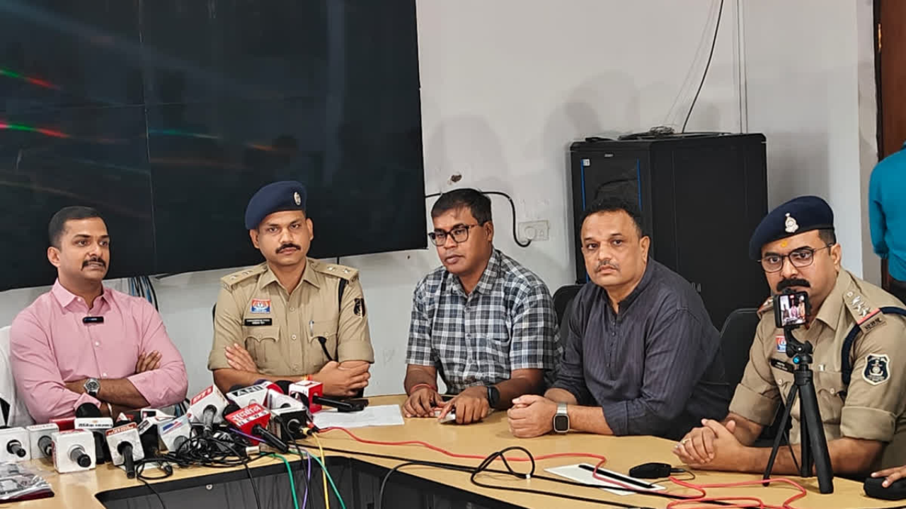 सीलबंद लिफाफे में छेद कर एंडोस्कोपी कैमरा डाला, ₹11 हजार में बेचा पेपर; प्रोफेसर समेत 6 गिरफ्तार