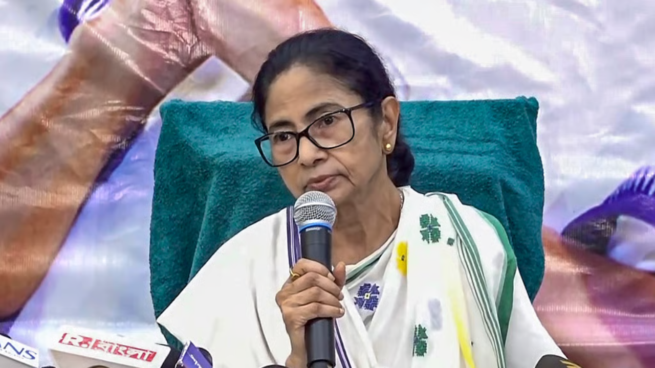 TMC सिंबल विवाद: ममता ने खटखटाया सुप्रीम कोर्ट का दरवाजा, बोलीं- EC कैसे मेरी पार्टी का सिंबल फ्रीज कर सकता है?