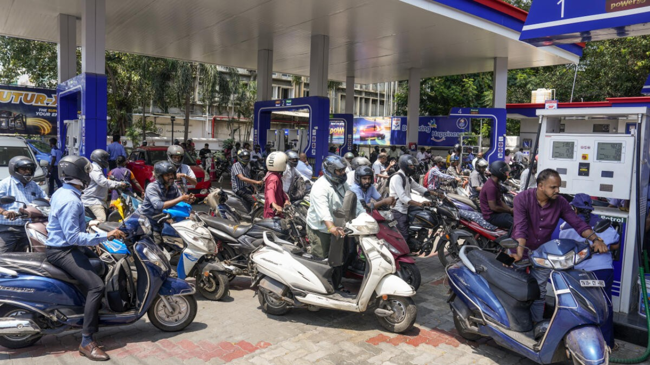 UPI MDR का असर! पेट्रोल पंपों पर लगे कैश पेमेंट के पोस्टर, ऑनलाइन भुगतान से बच रहे लोग