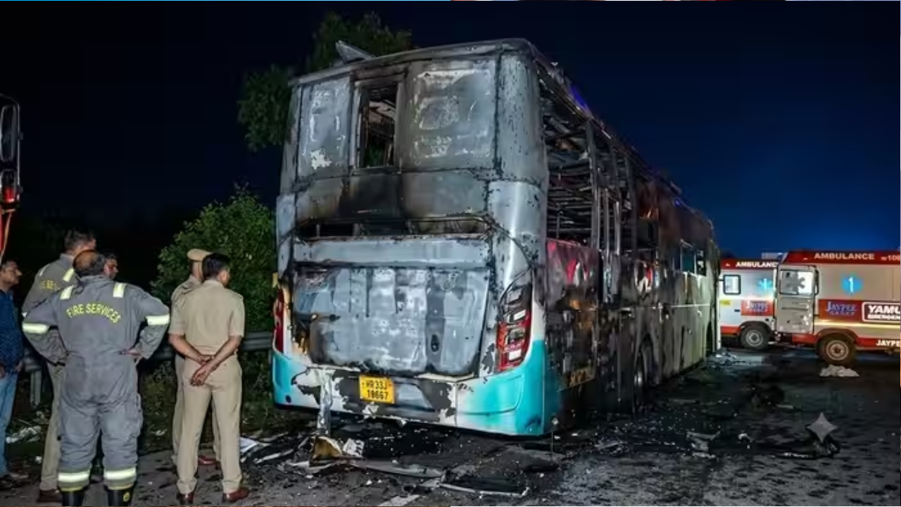 नोएडा में दर्दनाक हादसा: यमुना एक्सप्रेस-वे पर स्लीपर बस में लगी भीषण आग, 9 यात्री जिंदा जले; 20 से ज्यादा ने कूदकर बचाई जान