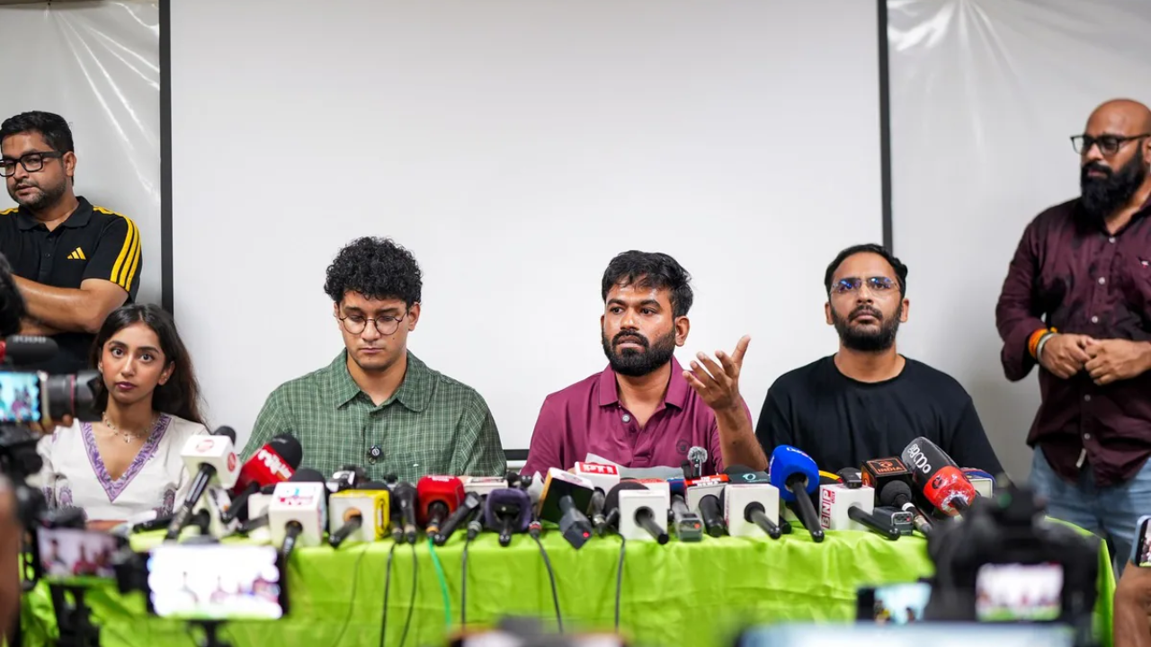 कॉकरोच पार्टी का मुख्य चुनाव आयुक्त को अल्टीमेटम, कहा- 48 घंटे में इस्तीफा दें, नहीं तो देशभर में करेंगे आंदोलन