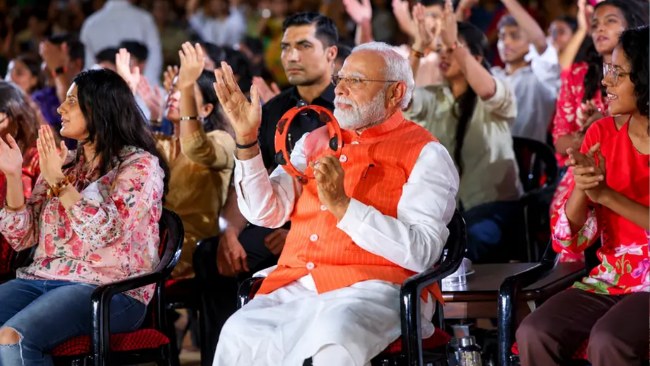 एक दिन पहले राहुल गांधी-CJP ने उठाया ‘वोट चोरी’ का मुद्दा, दूसरे दिन Gen-Z के बीच पहुंचे PM मोदी; ‘भजन क्लबिंग’ की, बजाई खंजरी