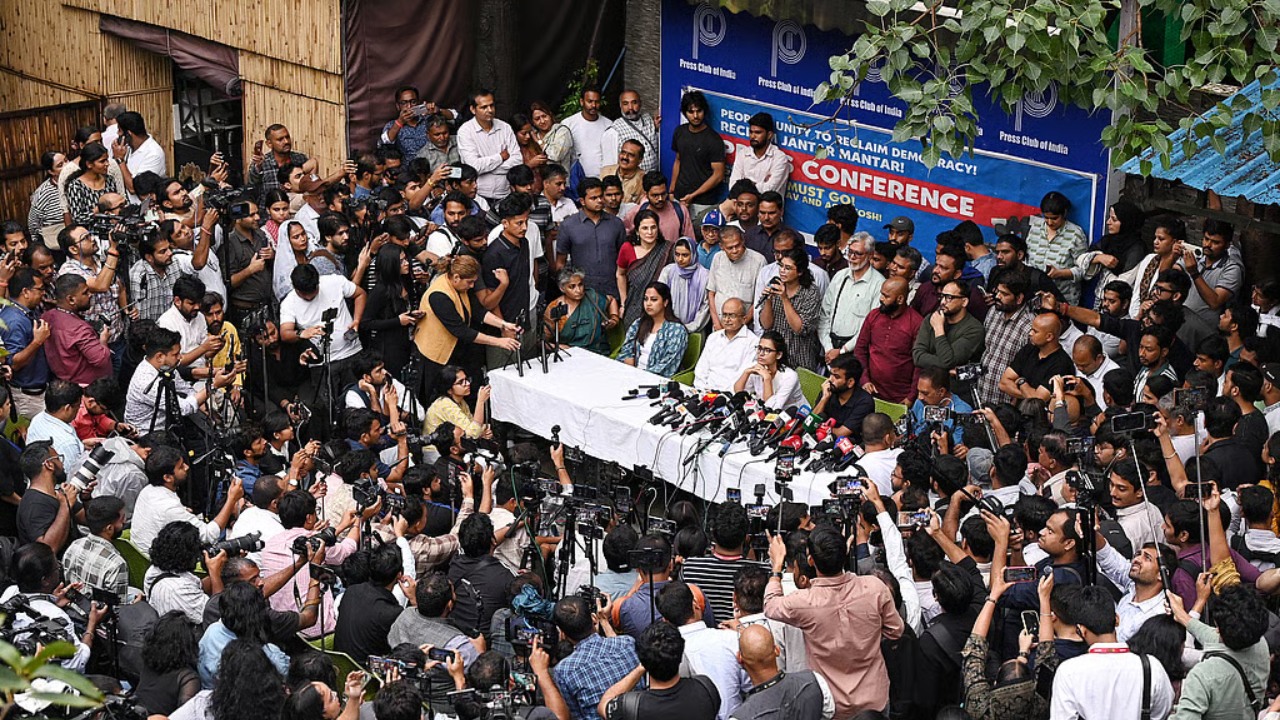 ‘बर्बरता जारी रही तो सरकार बदलनी होगी’, CJP की प्रेस कॉन्फ्रेंस में सत्ता परिवर्तन की मांग; प्रशांत भूषण का BJP पर हमला